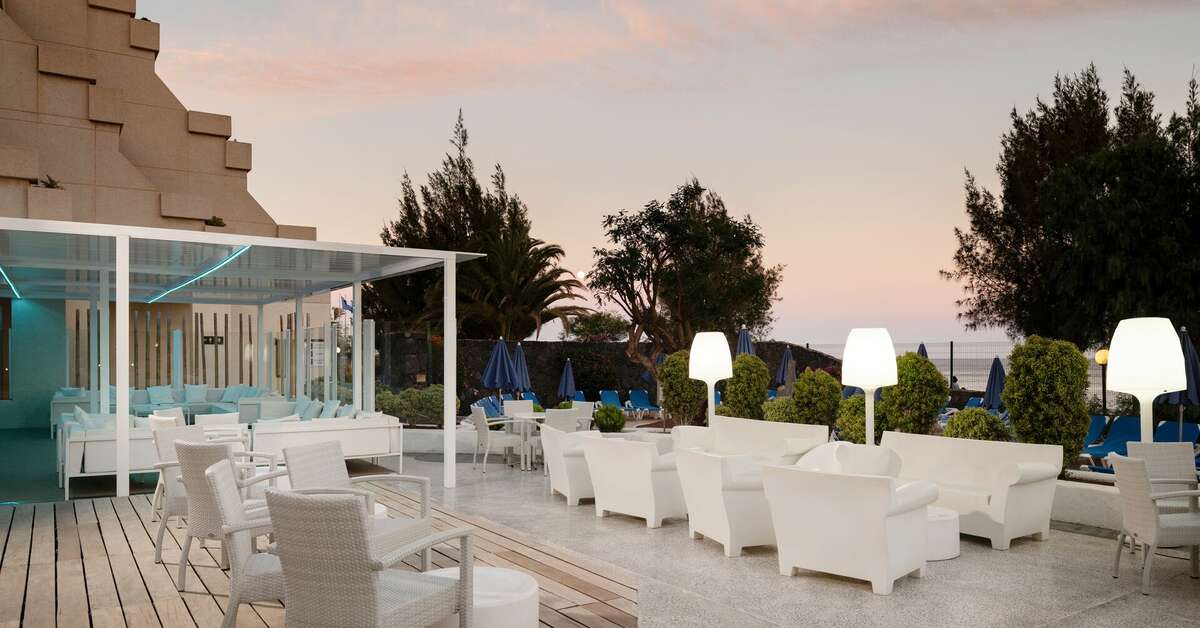 Een foto van het terras bij Alexandre Grand Teguise Playa