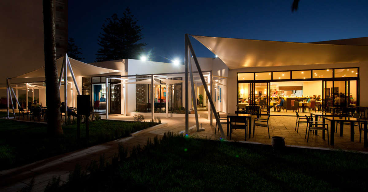 Een foto van het terras bij Kenzi Europa Hotel