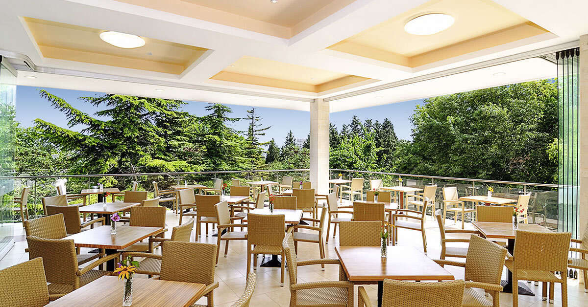 Een foto van het terras bij Hotel Atlas