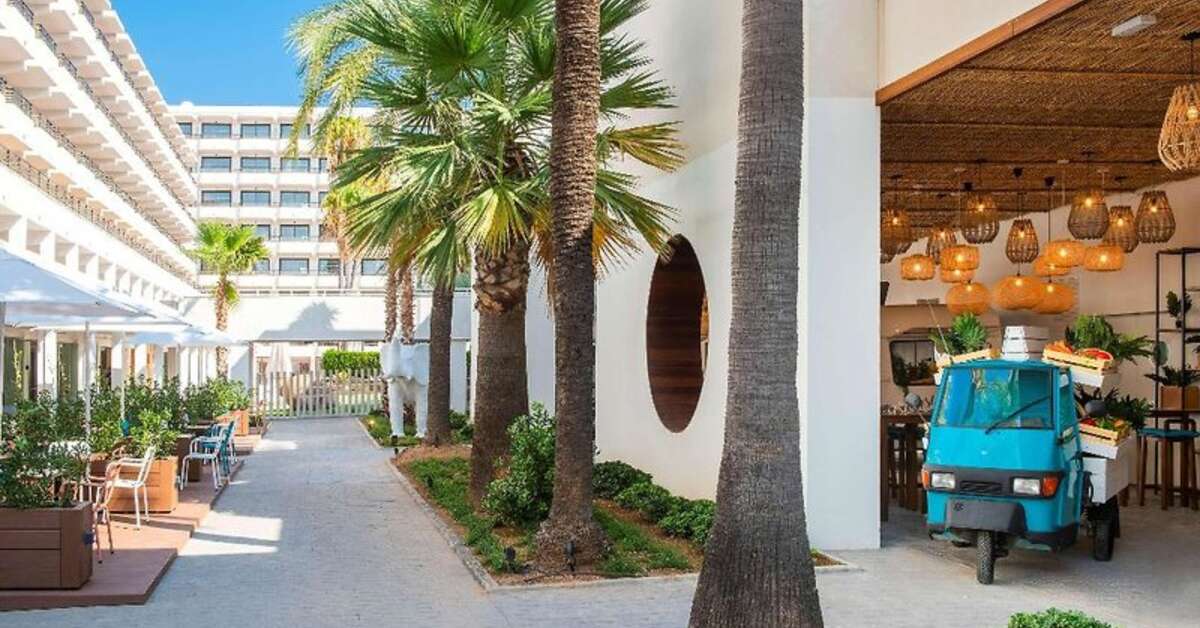 Een foto van het terras bij Innside by Melia Alcudia