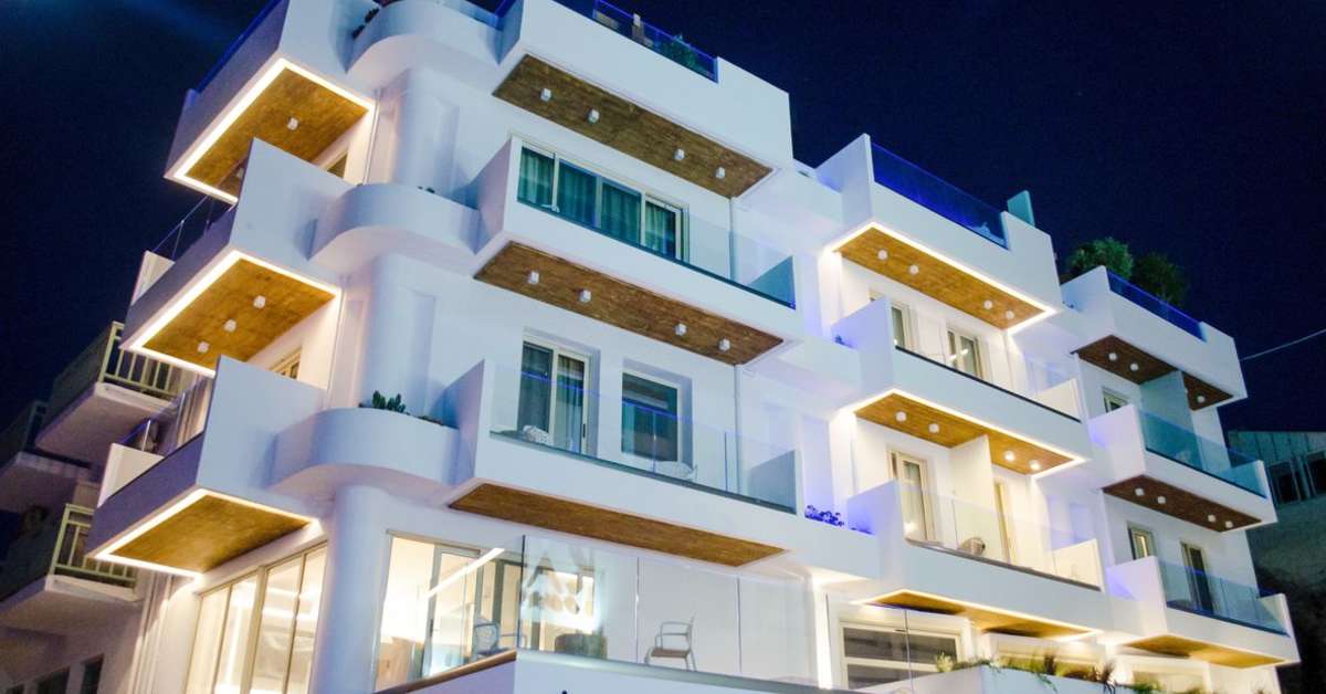 Ein Foto von der Außenansicht des Kahlua Hotel & Suites