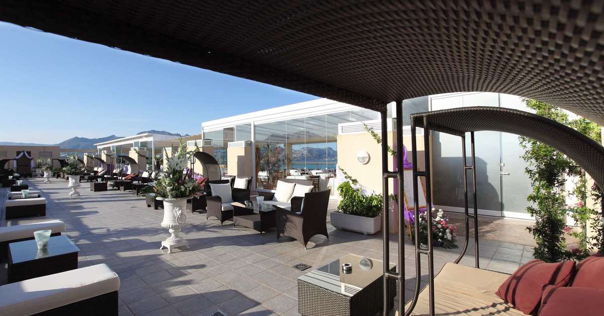 Een foto van het terras bij Sun Palace Albir