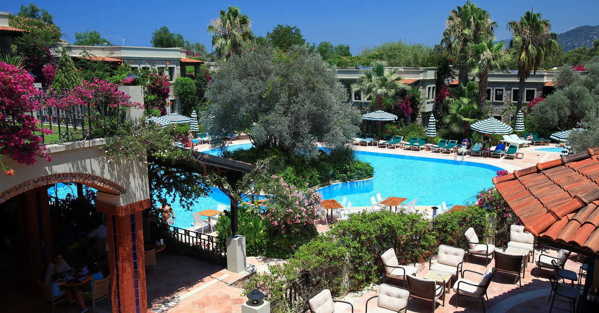 Ein Foto vom Pool im Hotel Zeytinada