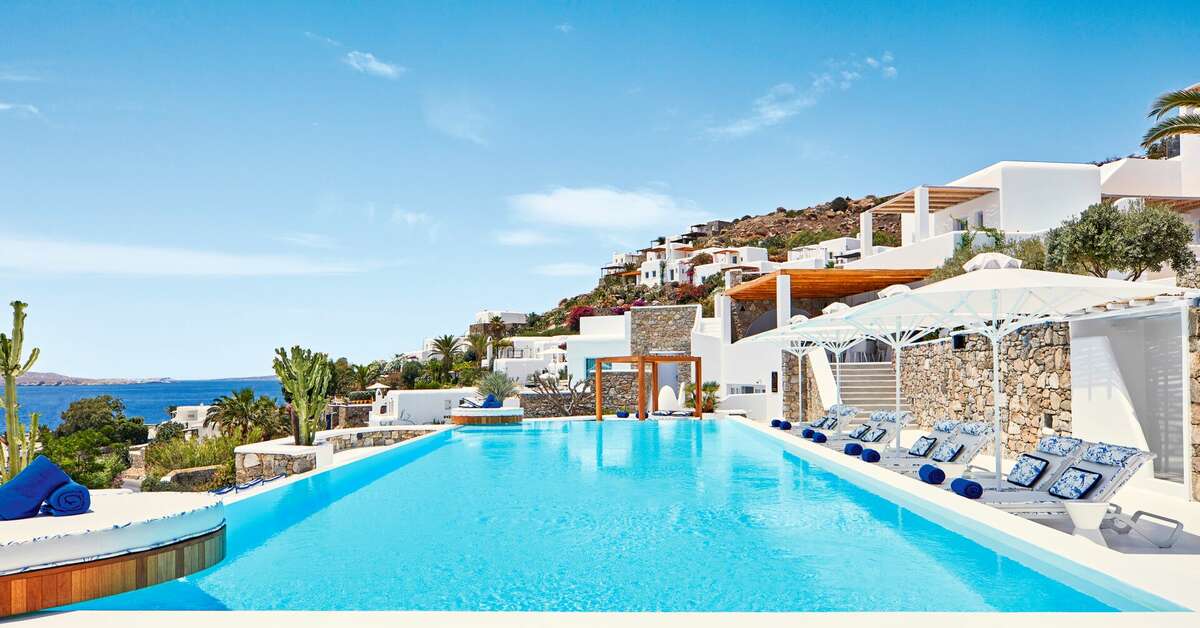 Een foto van het zwembad bij Katikies Mykonos
