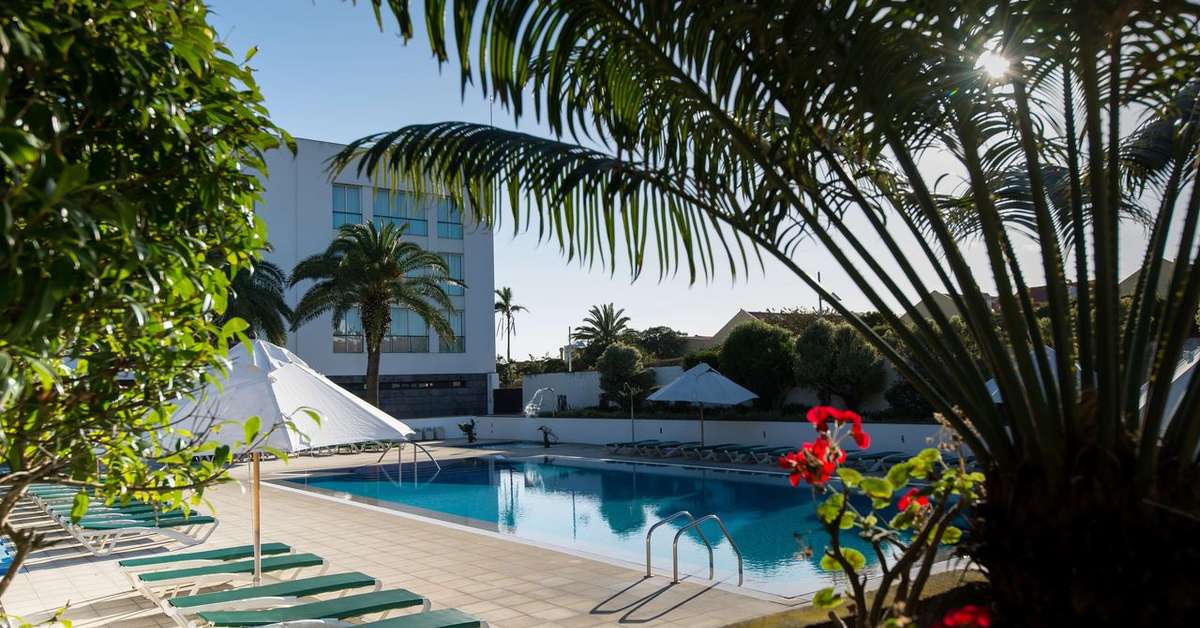 Een foto van het zwembad bij Azoris Royal Garden Hotel
