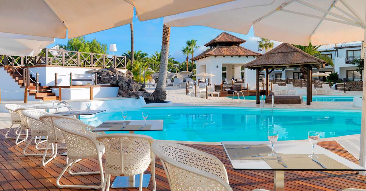 Een foto van het zwembad bij H10 White Suites