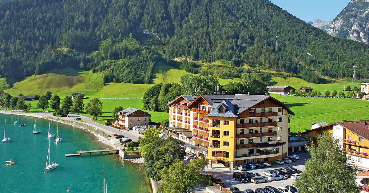 Een foto van de buitenkant van Hotel Post am See