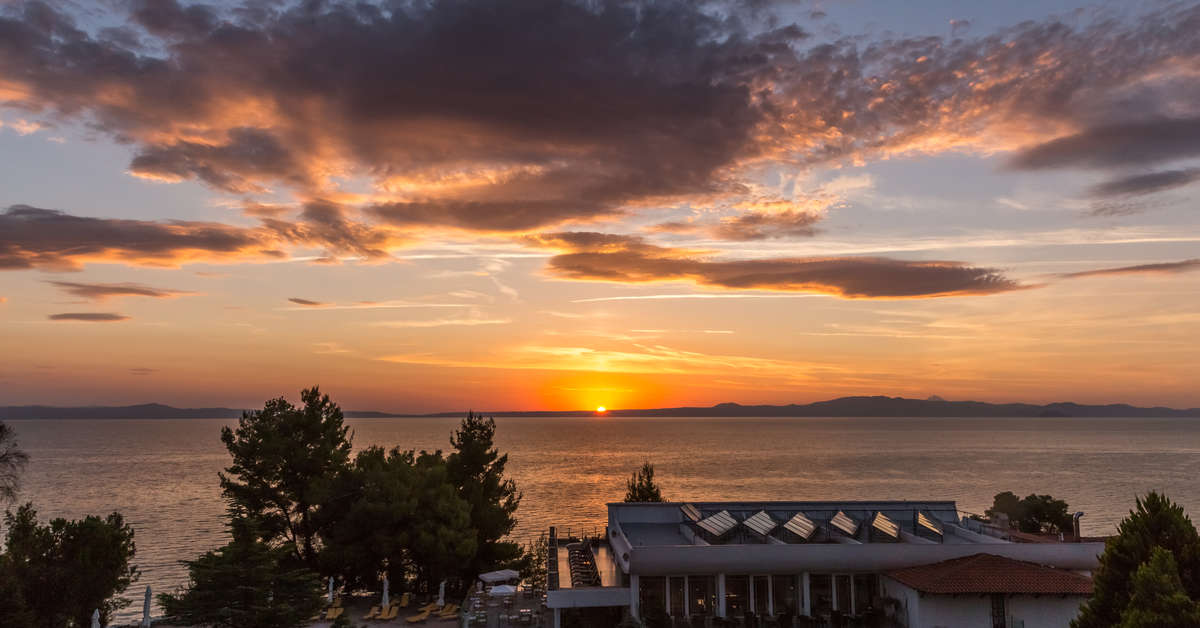 Een foto van de buitenkant van Alexander The Great Beach Hotel