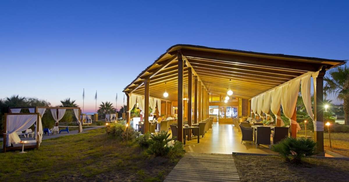 Een foto van het terras bij Elba Costa Ballena Beach & Thalasso Resort