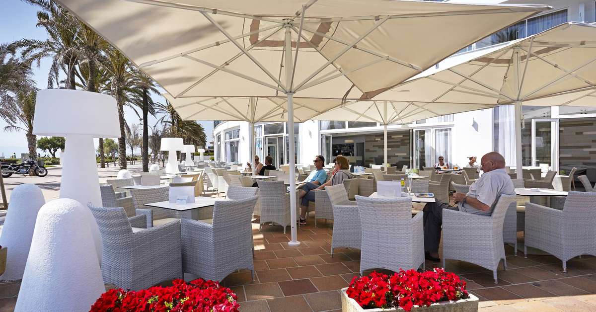 Een foto van het terras bij Grupotel Acapulco Playa