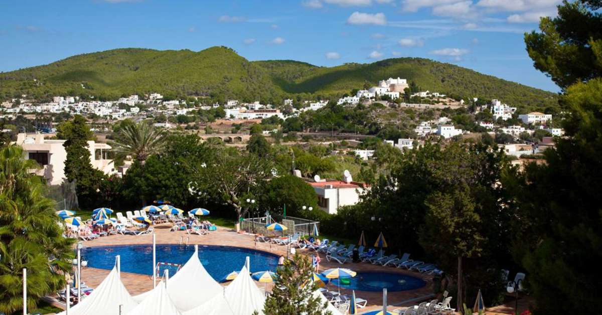 Een foto van het zwembad bij Sirenis Hotel Club Siesta