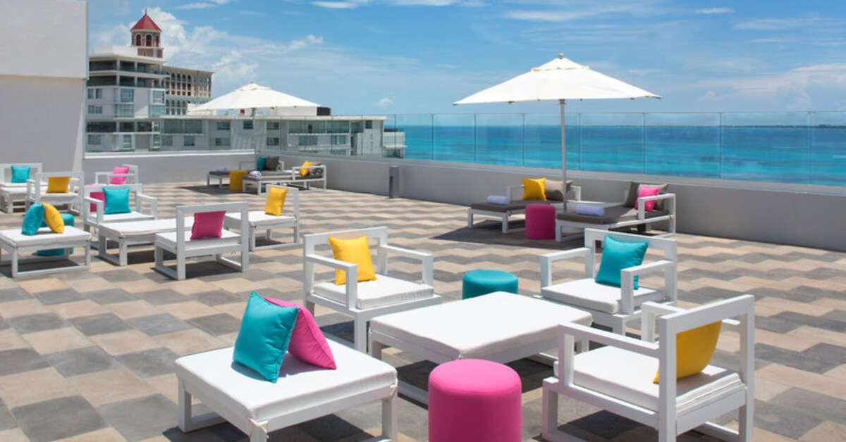 Een foto van het terras bij Aloft Cancun Hotel