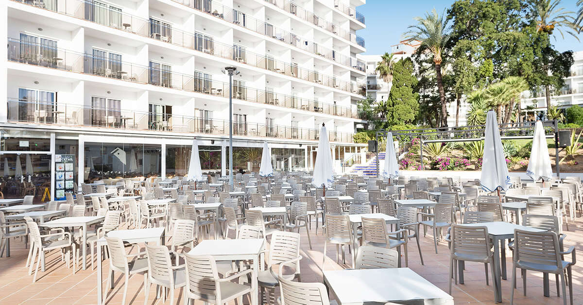 Een foto van het terras bij Hotel Best Siroco
