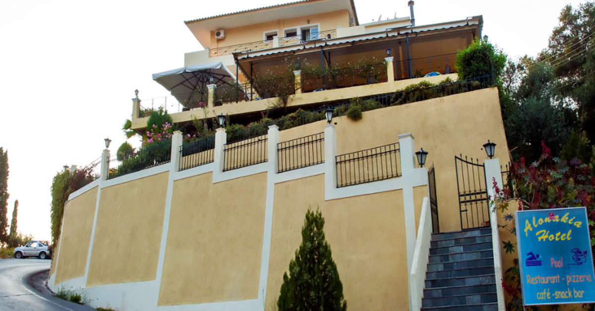 Een foto van de buitenkant van Alonakia Hotel