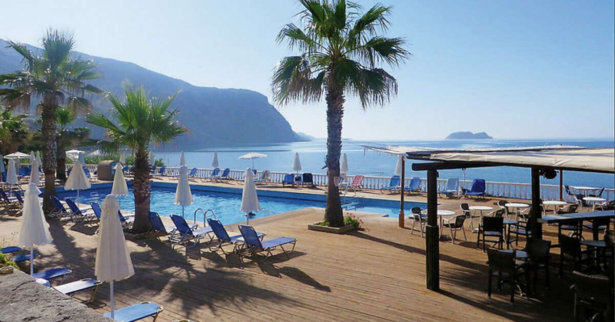 Een foto van het zwembad bij Crystal Beach Hotel
