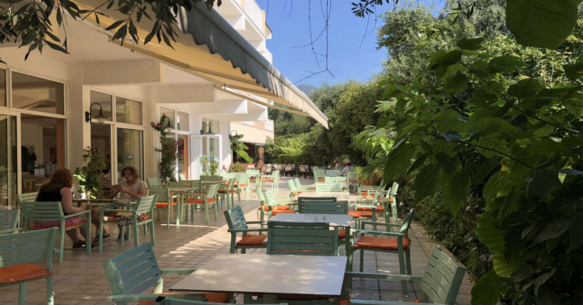 Een foto van het terras bij Ipsos Beach Hotel