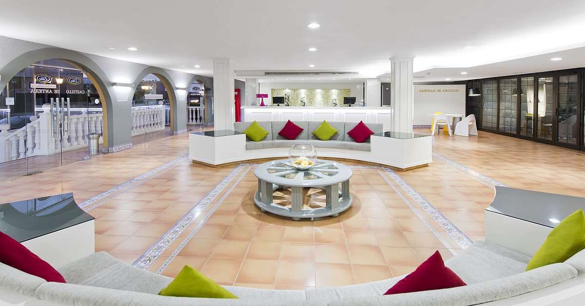 Een foto van het interieur van Elba Castillo San Jorge & Antigua Suite Hotel