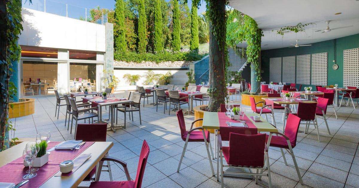 Een foto van het terras bij Sol Port Cambrils Hotel