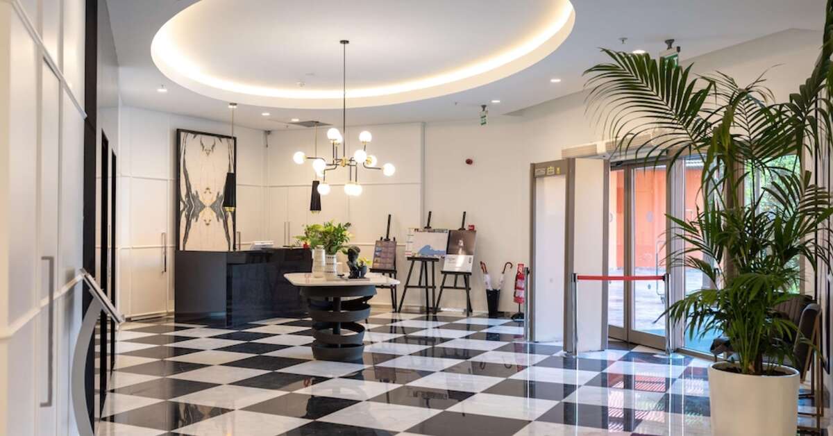 Een foto van het interieur van Akra V Hotel