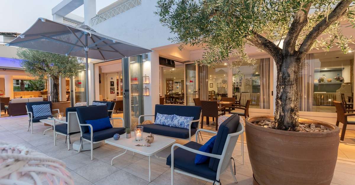 Een foto van het terras bij Dedalos Hotel