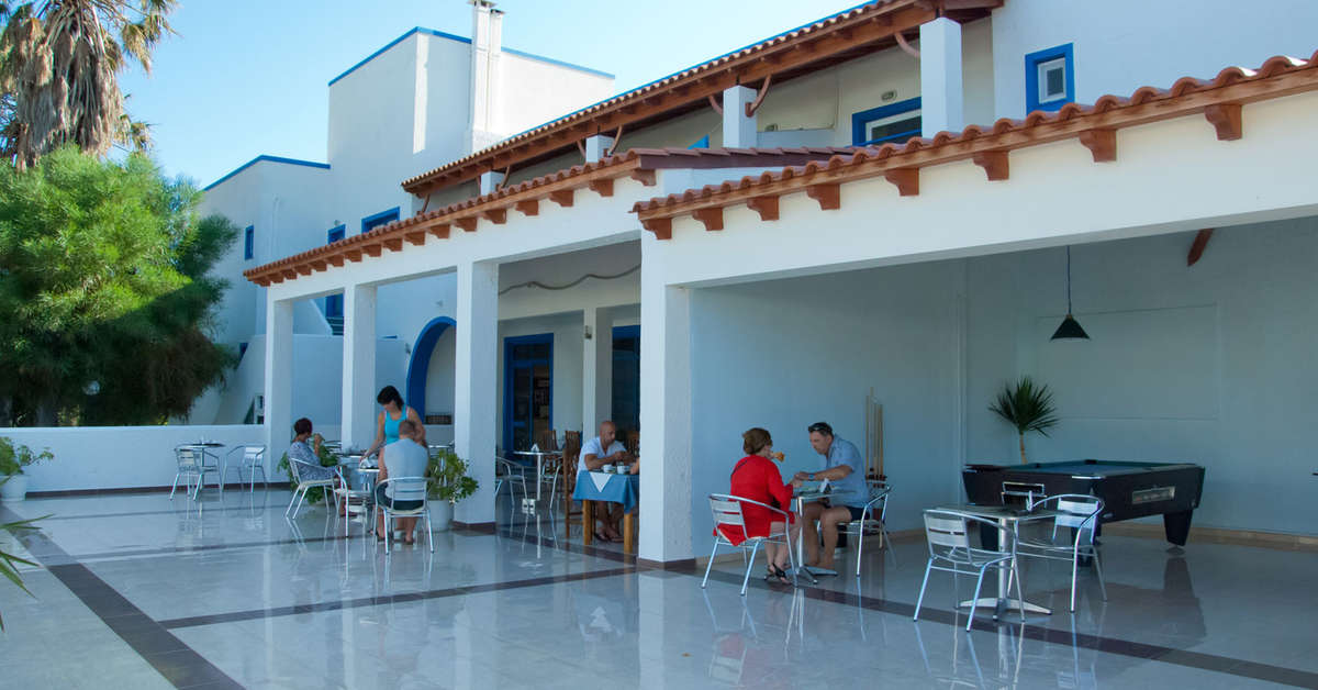 Een foto van het terras bij Hotel Tigaki's Star