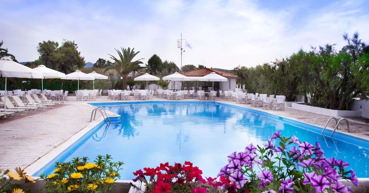 Een foto van het zwembad bij The Grove Seaside Hotel