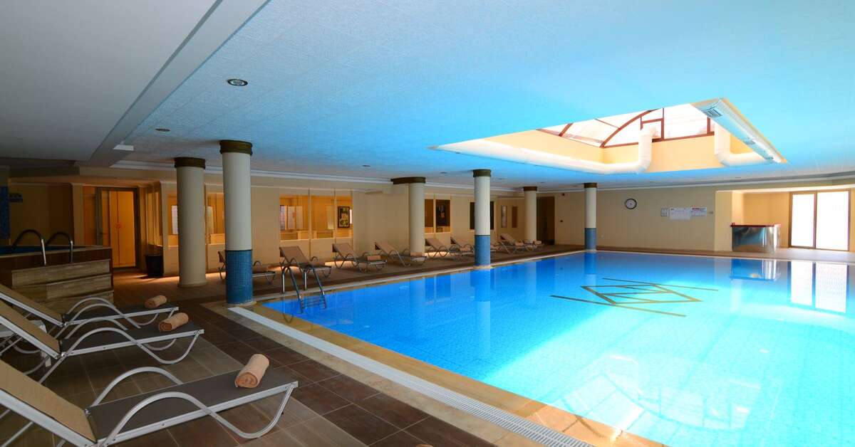 Een foto van het zwembad bij Azka Otel