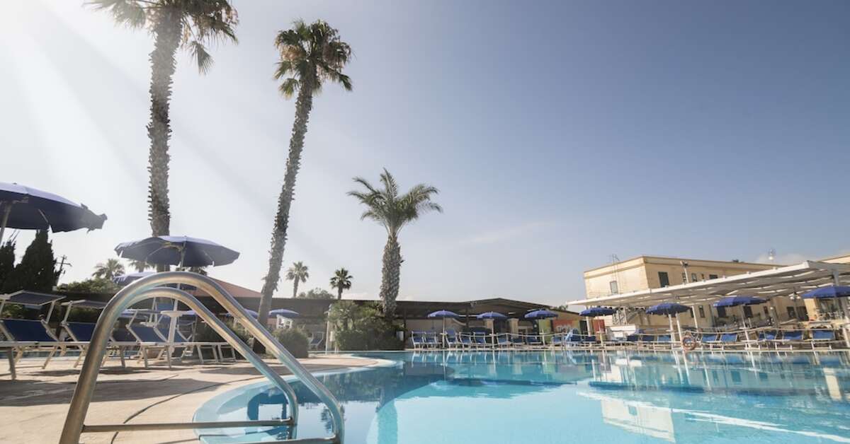 Een foto van het zwembad bij Delfino Beach Hotel