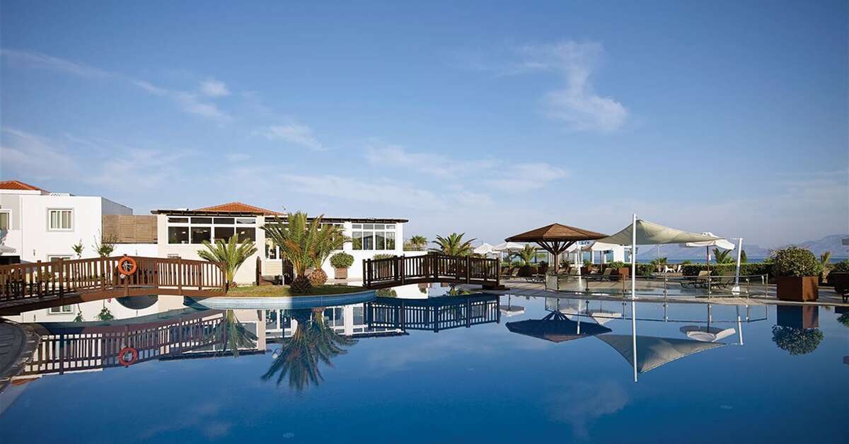 Een foto van het zwembad bij Magic Life Marmari Palace Imperial
