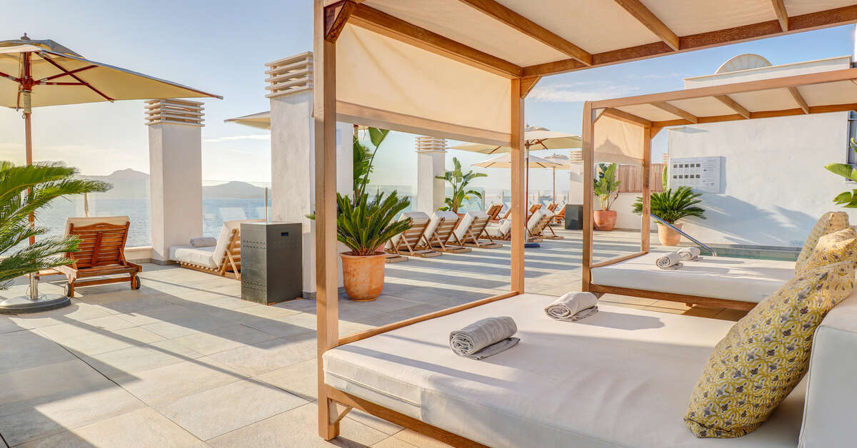 Een foto van het terras bij Hoposa Hotel Pollentia