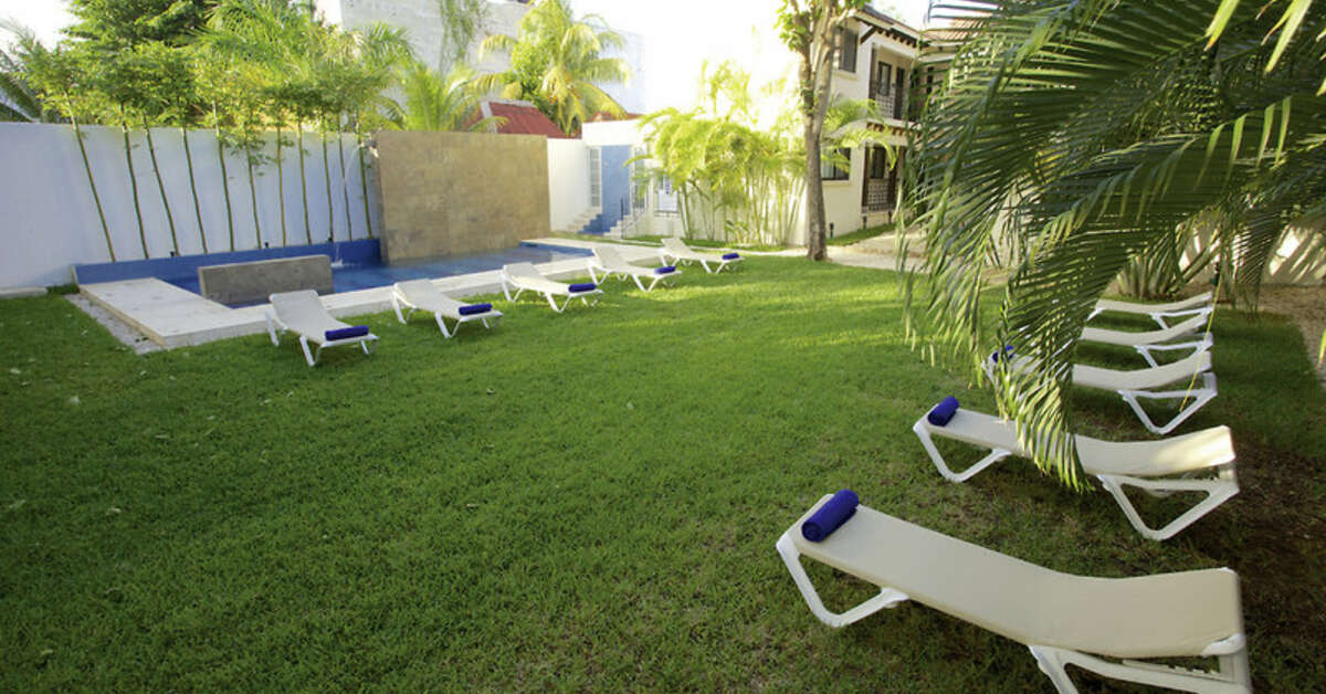 Een foto van het terras bij Nina Hotel & Beach Club