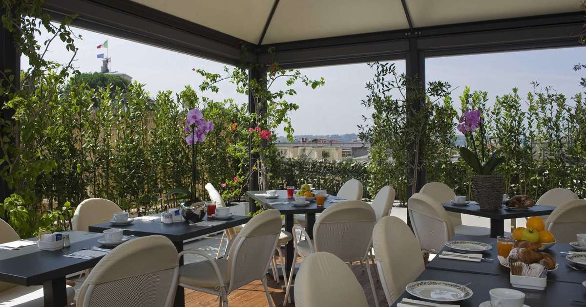 Een foto van het terras bij Hotel De Petris