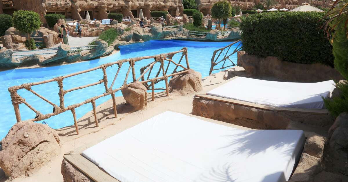 Een foto van het zwembad bij Caves Beach Resort