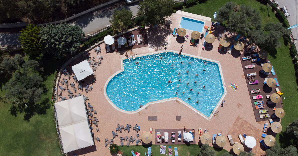 Een foto van het zwembad bij Evia Riviera Resort