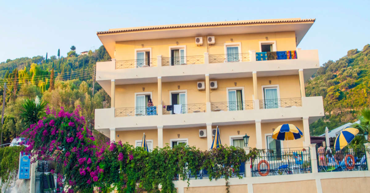 Een foto van de buitenkant van Alonakia Hotel