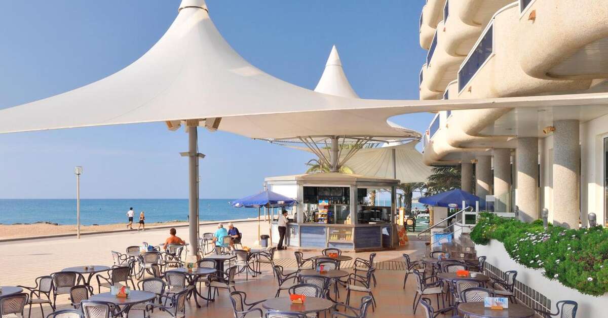 Een foto van het terras bij Caprici Beach Hotel & Spa