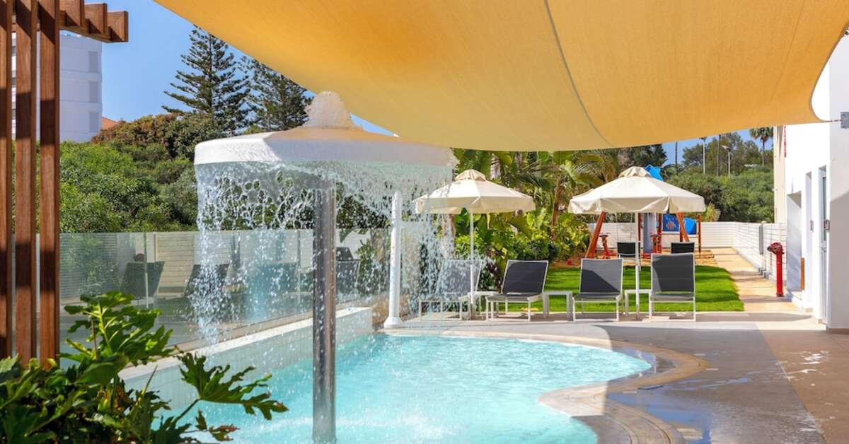 Een foto van het zwembad bij Nissiblu Beach Resort