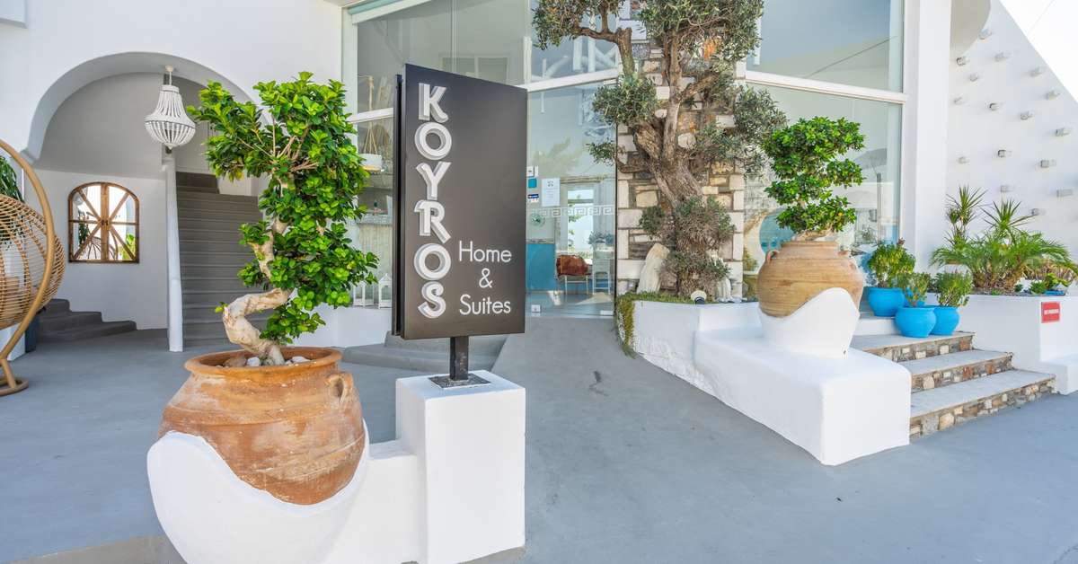 Een foto van de buitenkant van Kouros Home