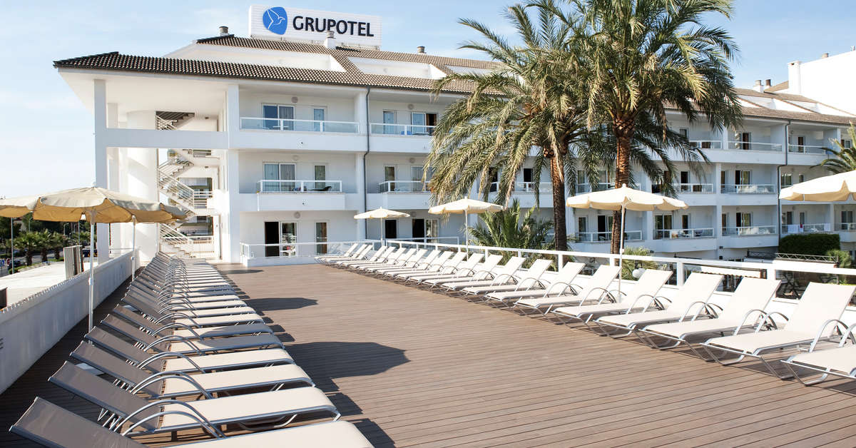 Een foto van het terras bij Grupotel Alcudia Suite
