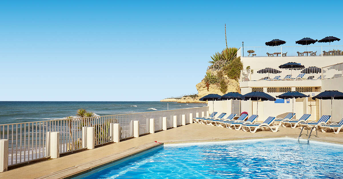 Een foto van het zwembad bij Holiday Inn Algarve Armacao de Pera