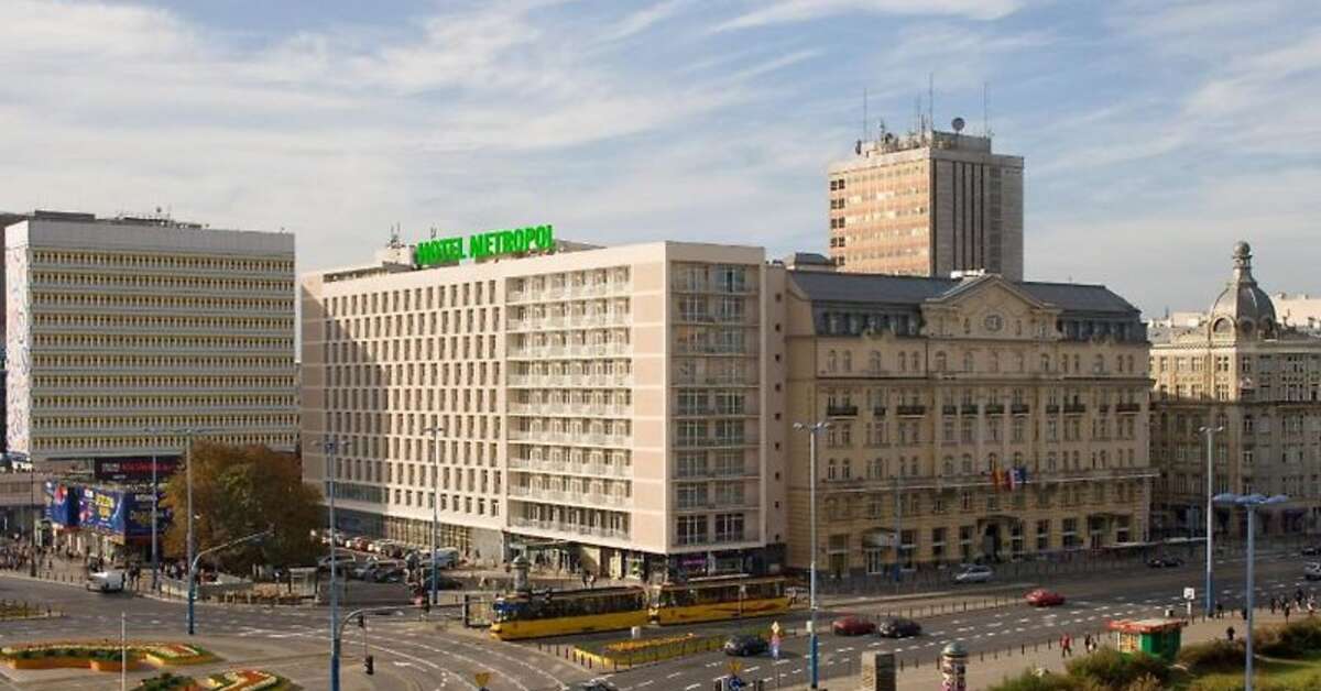 Een foto van de buitenkant van Hotel Metropol