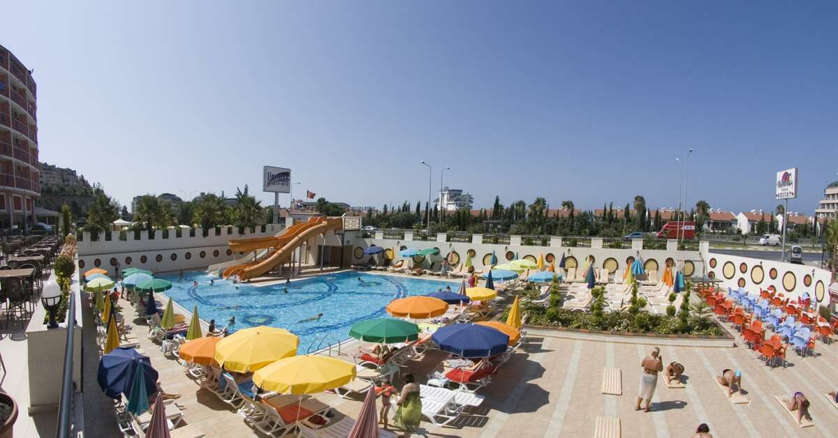 Een foto van het zwembad bij Arabella World Hotel
