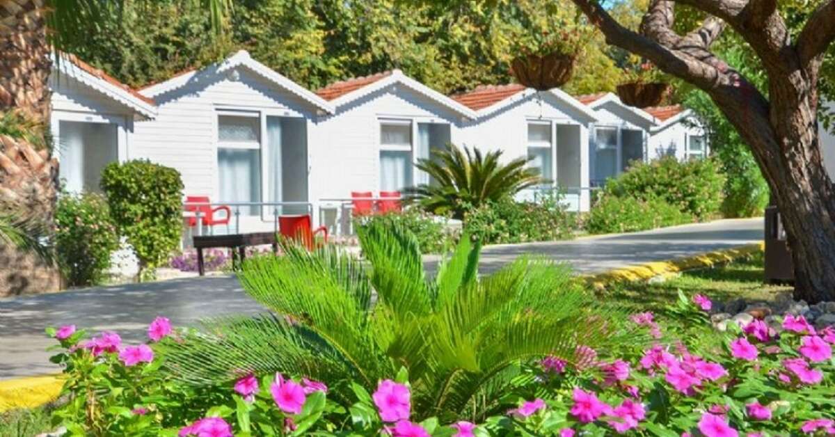 Een foto van de buitenkant van Altinkum Bungalows
