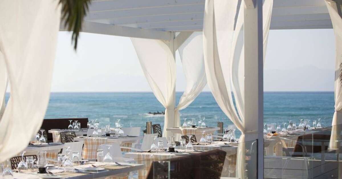 Een foto van het terras bij Mareblue Beach Resort