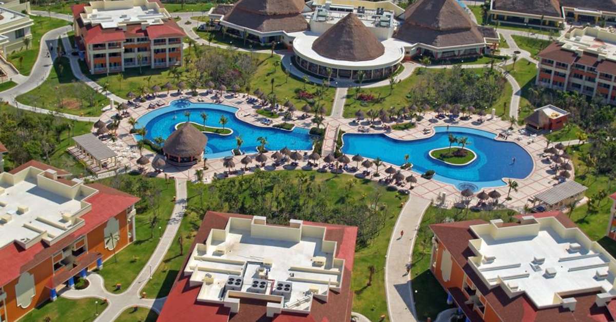 Een foto van het zwembad bij Grand Bahia Principe Coba