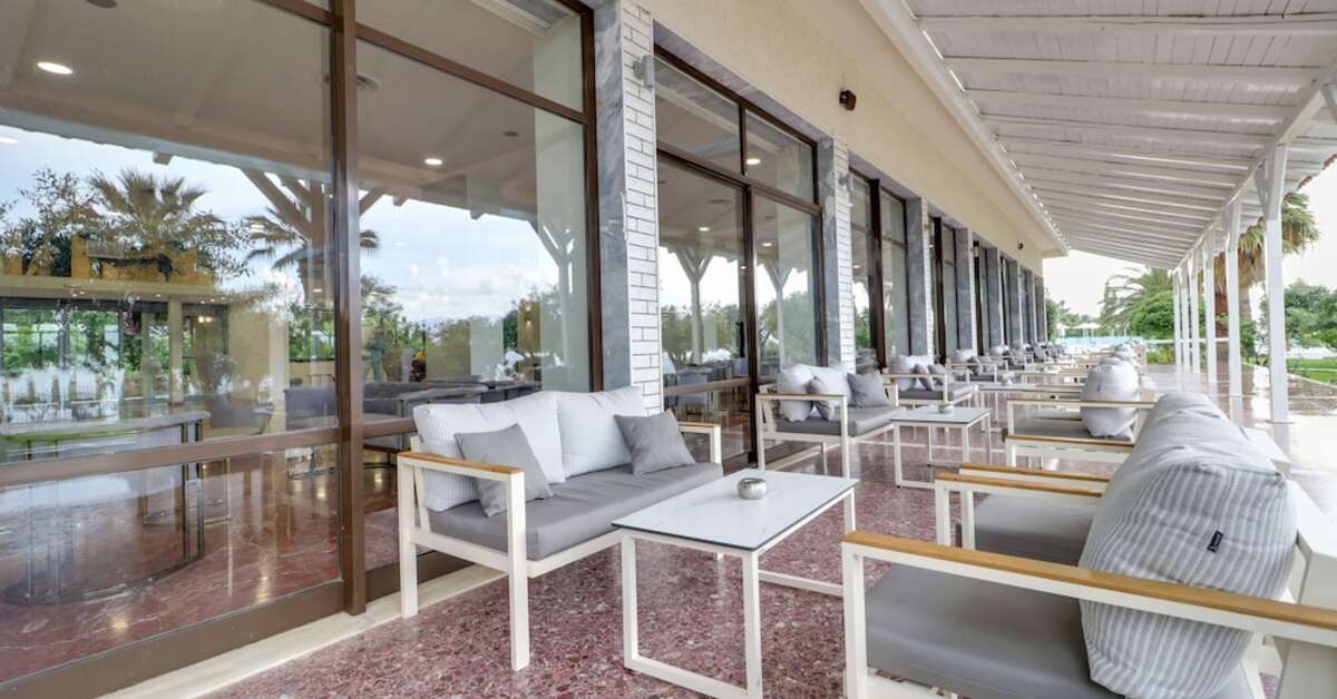 Een foto van het terras bij Calamos Beach Family Club Hotel