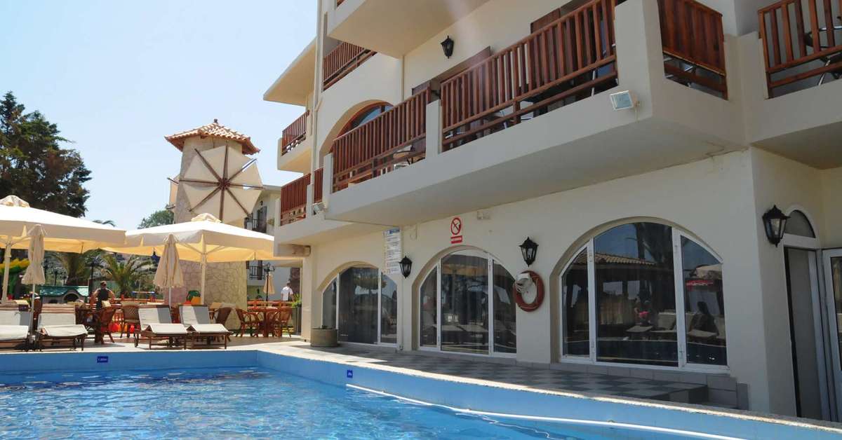 Een foto van het zwembad bij Kalyves Beach Hotel