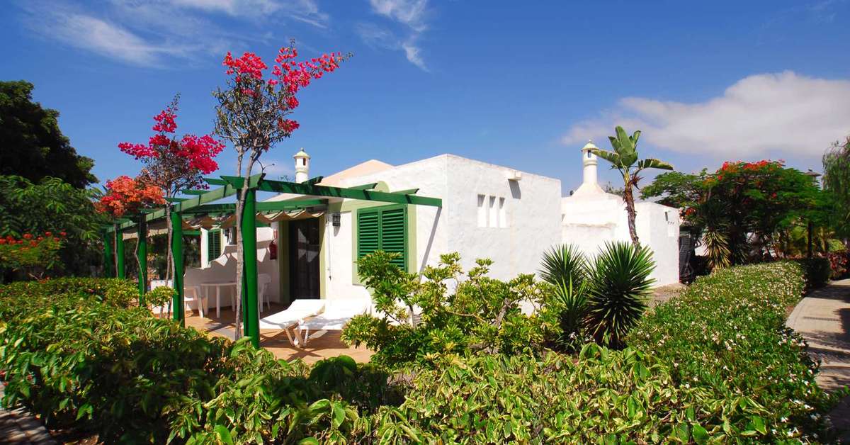 Een foto van het terras bij Cordial Sandy Golf Bungalows
