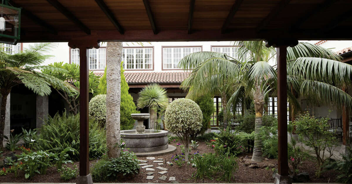 Een foto van het terras bij Parador de La Palma
