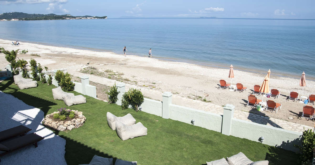 Een foto van het terras bij Cressida Seaside Appartementen
